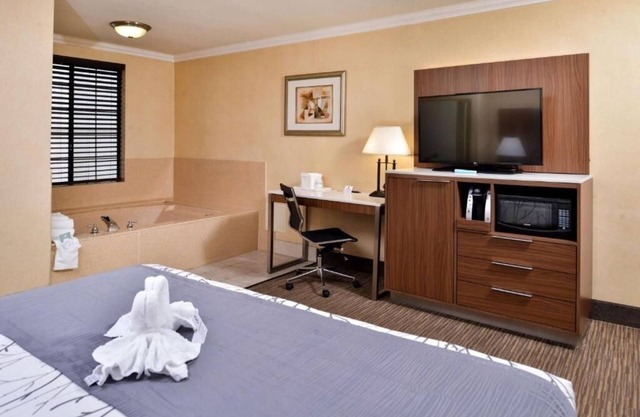 Centrally Located Hollywood Room Ideal for Exploring Top LA Landmarks
