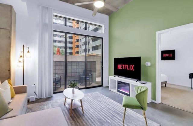 Centric 1BR In HEART of DTPHX Free Garage Parking