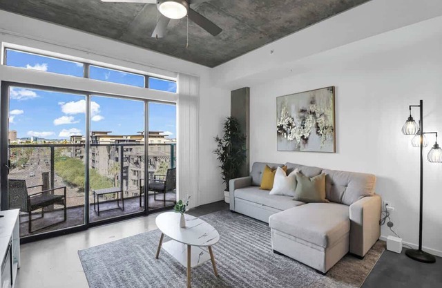 Centric 1BR In HEART of DTPHX Free Garage Parking