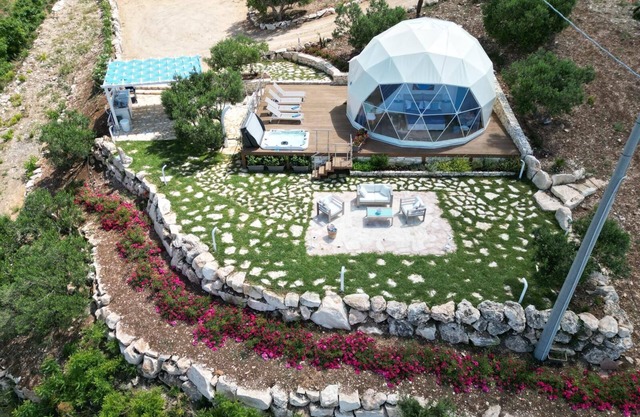 Chalet 'Dome On The Hill with Jacuzzi' con vistas al mar, Wi-Fi y aire acondicionado