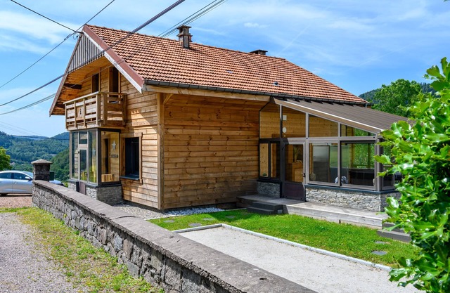 Chalet 'Le Brusyna' con vistas a la montaña, bañera de hidromasaje, terraza privada y Wi-Fi