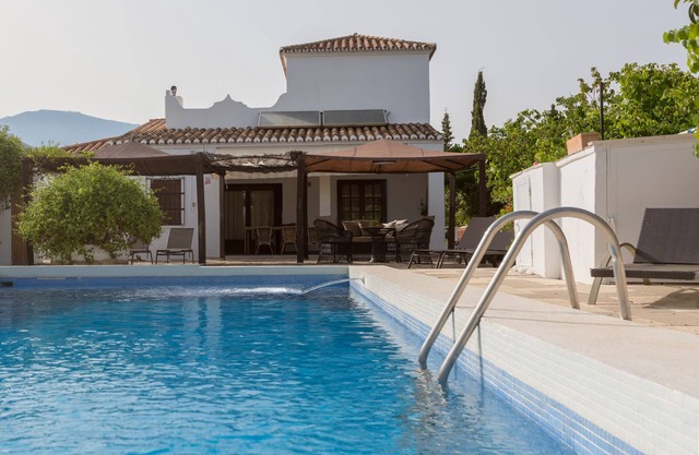 CHALET CON PISCINA A 1KM DEL CENTRO URBANO PARA 8 PERSONAS