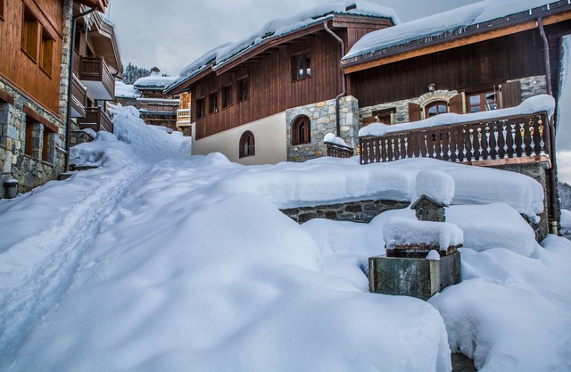 Chalet 10-12 personas en el corazón del Hameau de la Tania, en el centro turístico.
