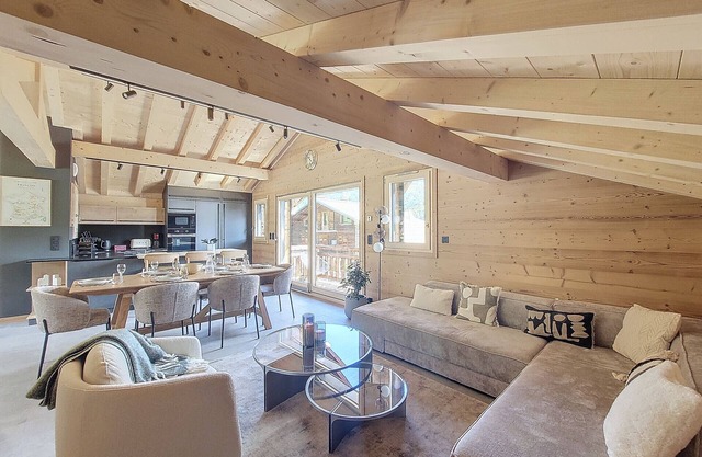 CHALET - 10 PEOPLE – HOT TUB - IN TOWN - CLOSE SKI SLOPES – WIFI