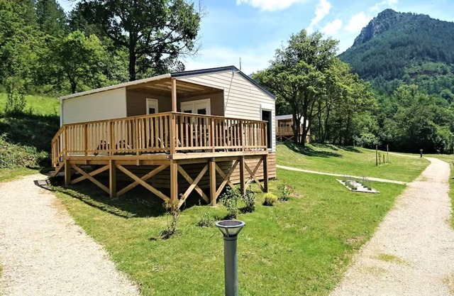 Camping Les Framboiseilles. Alquiler de cabaña 4 estaciones cómodas.
