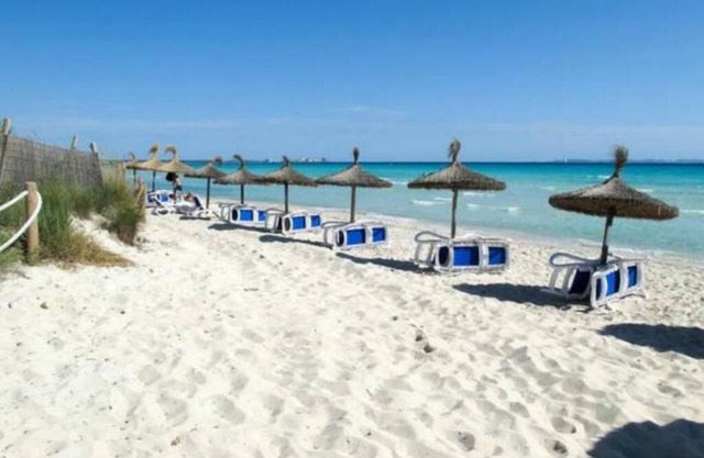 Chalet, cerca de la playa ES TRENC, zona tranquila, ideal para familias de 6 a 7 personas.