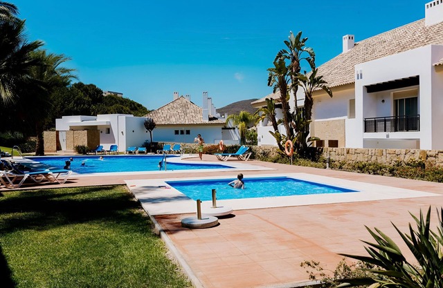 Chalet 'Comodo Triplex La Cala Golf' con piscina compartida, Wi-Fi y aire acondicionado