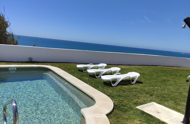 Chalet "El Cantil" junto a la playa con piscina.
