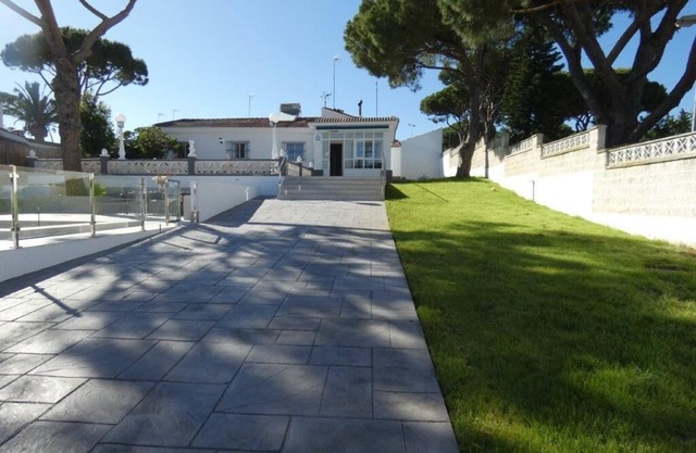 GRAN CHALET EN LA BARROSA. PRIMERA PISTA LA BARROSA