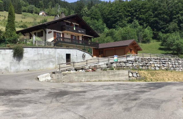 Chalet 'Gîte Chevenoz' con vistas a la montaña, terraza privada y jardín privado