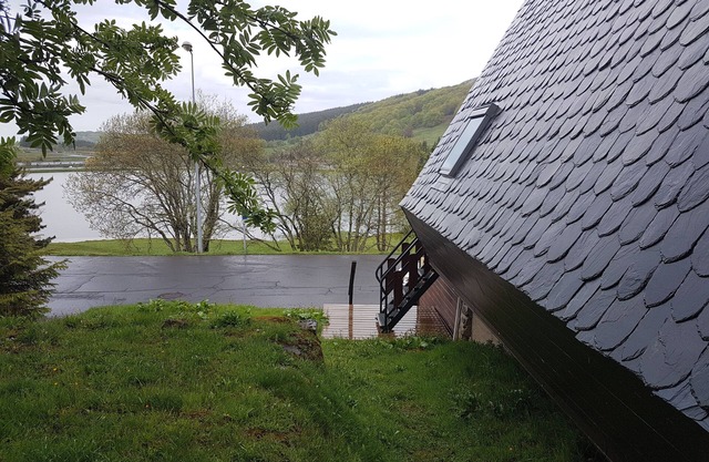Chalet in front of the lake 200m from the resort center and 250m from the slopes