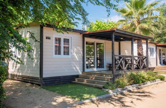 Bungalow bien cuidado con terraza cerca del mar