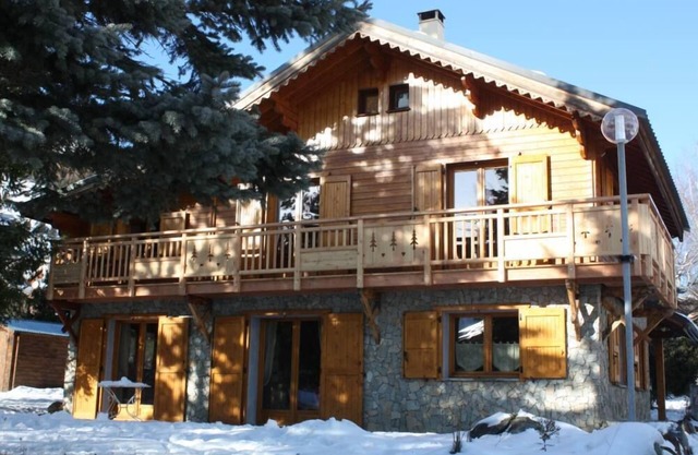 Chalet de madera y piedras, rehecho, a 250 metros de los remontes.