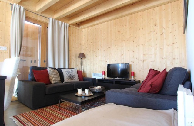 Chalet Mitoyen à Chamrousse, 8 pers, 3 niveaux, 4 chambres, Animaux admis, Terrasse Sud-Ouest - FR-1-549-105