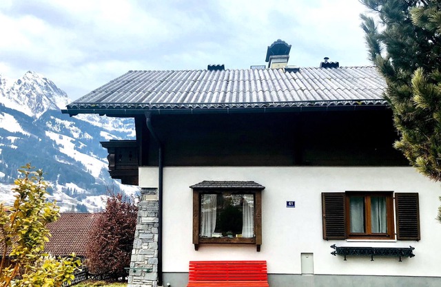 Chalet junto a las pistas y pista de senderismo.