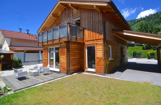 Chalet Seven: moderna casa de troncos austriaca con jard��n privado y hermosa terraza