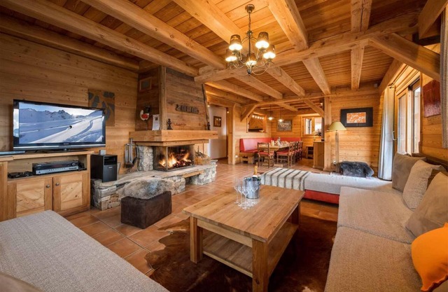 Chalet, vista pistas, fitness, sauna, balcón, chimenea o estufa a leña, parking, tv, 150m²