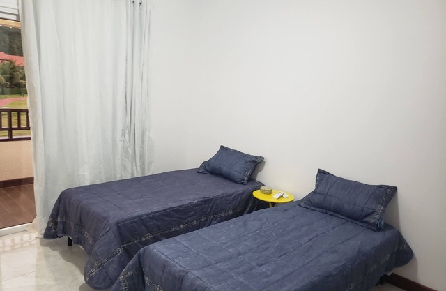 Chalet con 3 suites, amplio salón, cocina, terrazas y jardín privado.