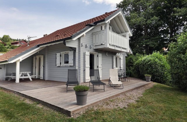 Chalet con terraza, jardín privado, balcón y vistas al lago
