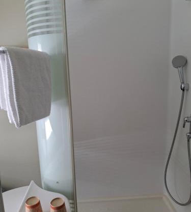 Chambre privée avec lit double et sanitaires et TV mural