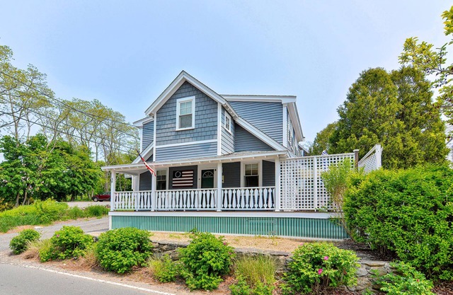 Changes in Latitude: Charming cottage close to Niles Beach and Rocky Neck.