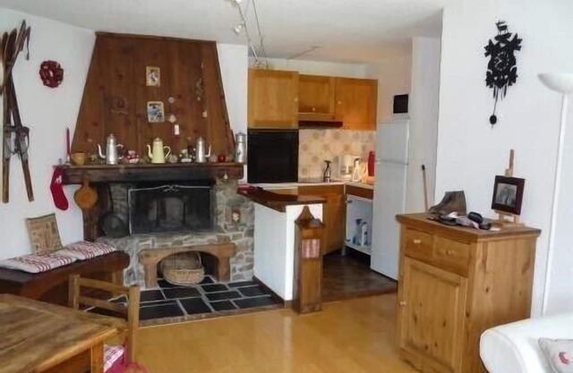 Apartamento de carácter con chimenea en la residencia de verano con piscina
