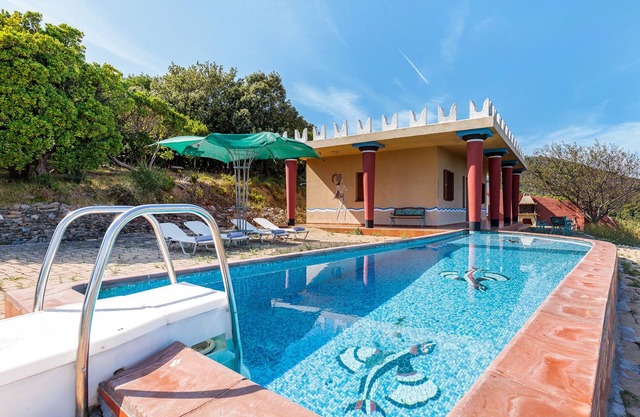 villa de carácter en entorno rural con piscina privada y vistas al mar