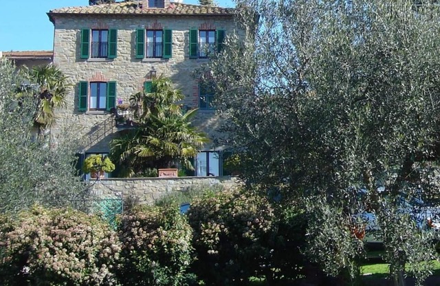 Característica casa de campo rústica cerca del centro del pueblo y el lago.