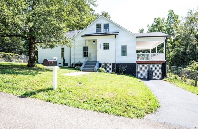 Charm of Crestview! 5-bedroom house in serene Knoxville!