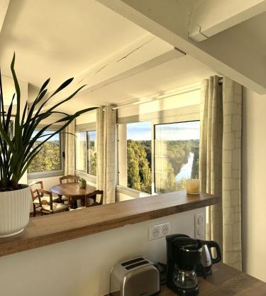 Charmante PETITE MAISON avec vue panoramique, en centre historique, proche d'Avignon, ancienne, rénovée, climatisée, terrasse, parking public gratuit