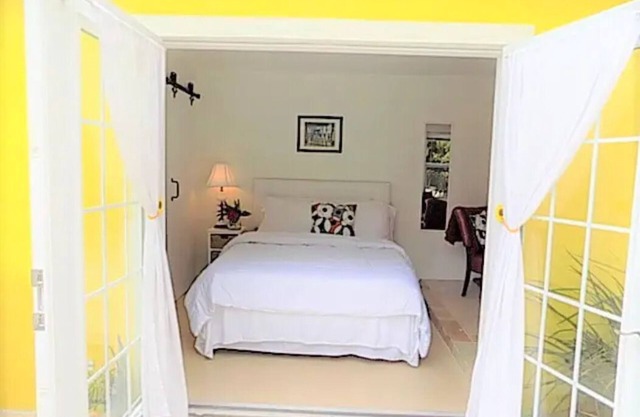 Charming 1-bedroom Cottage in downtown FT. Lauderdale with pool and backyard.