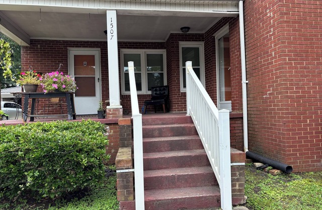 Charming 1 Bedroom, 1 Bathroom Apartment