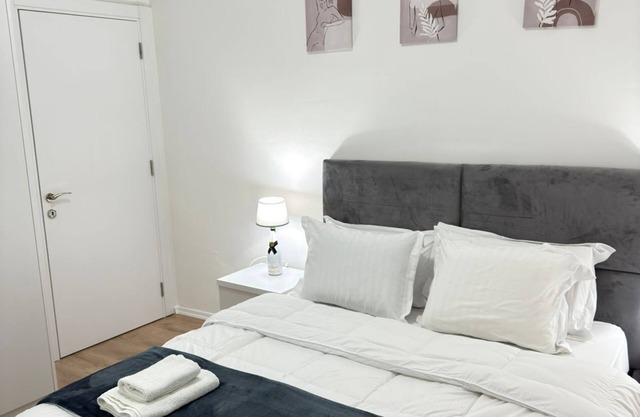 Charming 1-bedroom apartment in Tiranë with WiFi and AC