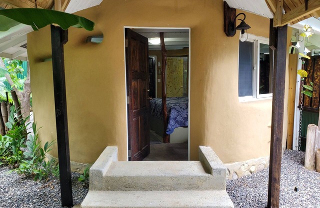 Charming 1-BR cottage w/ WiFi and AC w/ pool and beach access in Runaway Bay