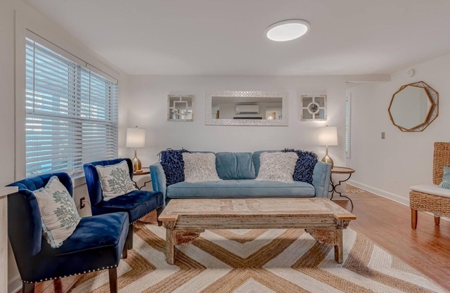 Charming 1950s Beach Cottage Apt B