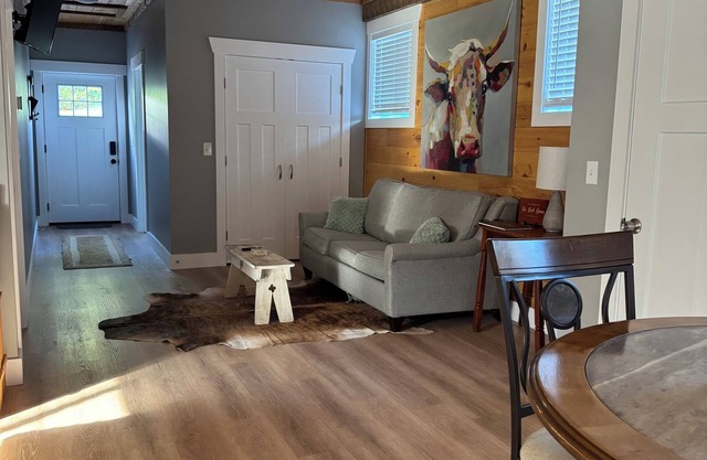Charming 1Bedroom w/ Hot Tub ~ 15 Minutes to Downtown Asheville