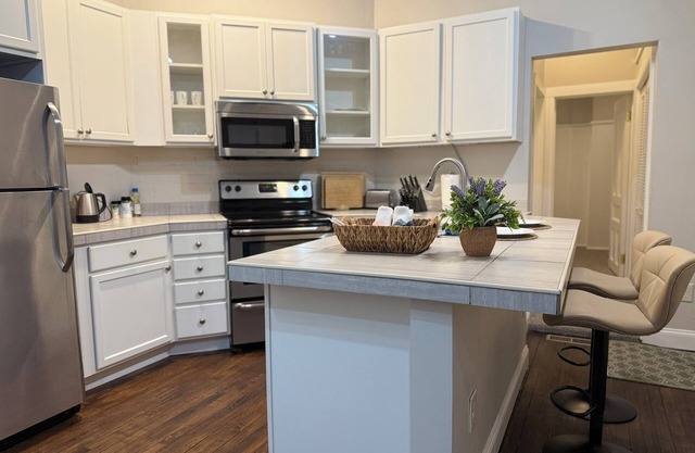 Charming 1BR by Washington Park & Lark St | Kitchen Smart TV Wi-Fi Free Parking Walkable
