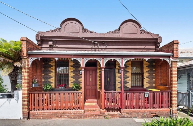 Charming 2-Bed Town House Near Market