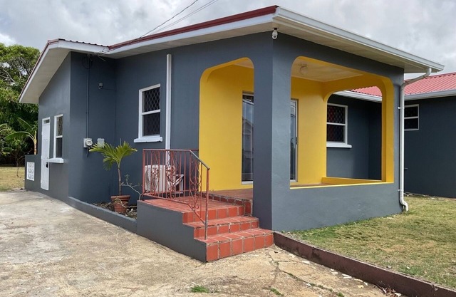 Charming 2-bedroom house with WiFi, AC in delightful Christ Church