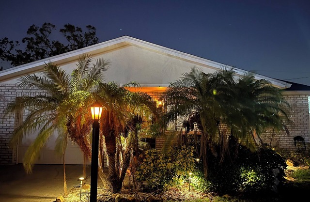 Charming 2-bedroom pool house with fenced yard, pet friendly in St. Petersburg