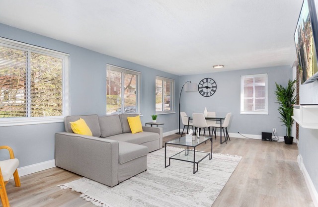 Charming 2-bedroom apartment with Parking & WiFi in peaceful Pittsburgh