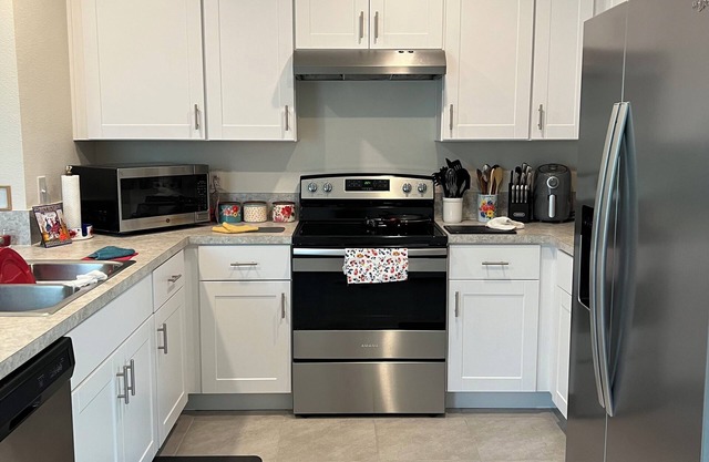 Charming 2-bedroom in a beautiful house in Kissimmee with WiFi and AC