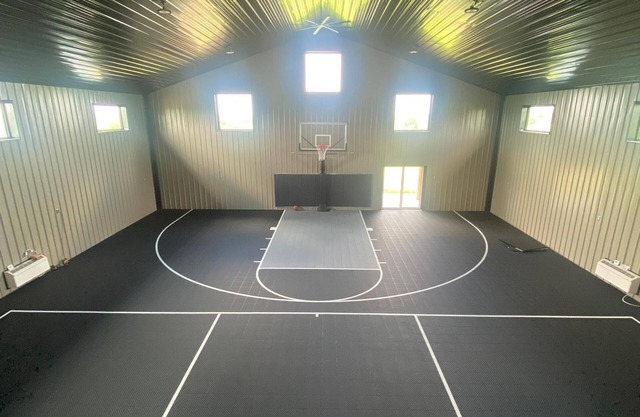 Charming 2-bedroom Rec Center with basketball court in terrific Albany, MO.