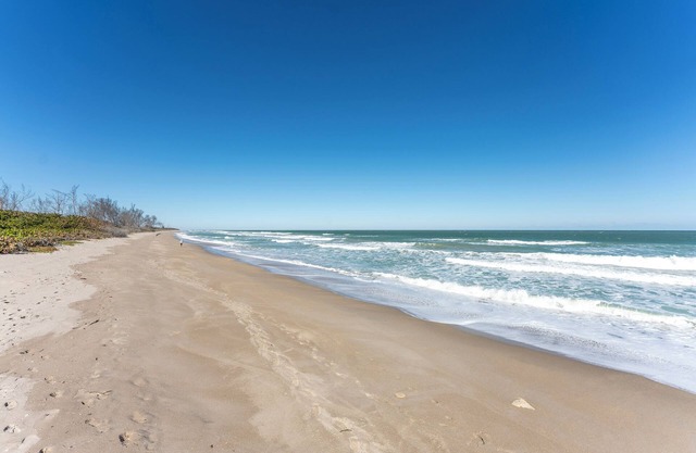 Cozy 2 bedroom 2 bath home with private beach access, dogs allowed.