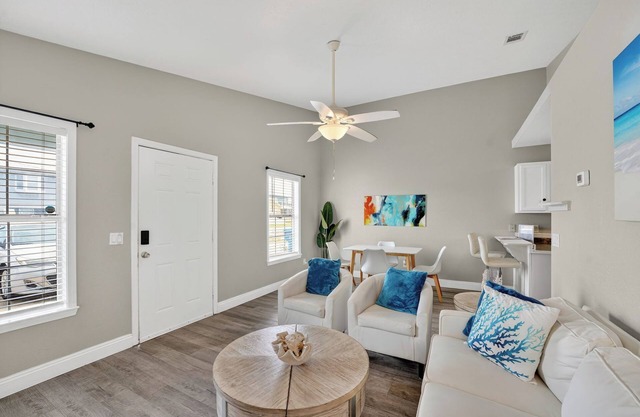 Charming 2-bedroom townhome feet from the Beach