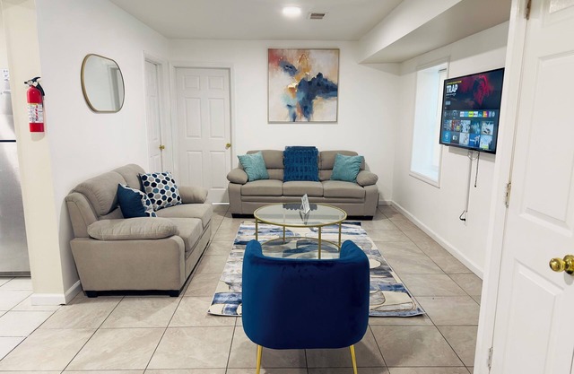 Charming 2-bedroom with AC/heat and WiFi 6 mins from EWR 30 mins to NYC