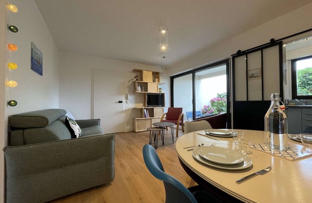 Apartamento con Terraza y Piscina en La Rochelle, Cerca de la Playa y Comercios