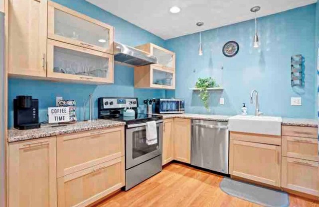 Charming 2bd row home in Lambertville, a quick walk from city center