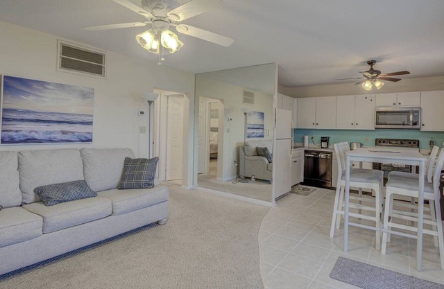 Charming 2BR 1.5BA getaway in North OC. Sleeps 8, steps to Harpoon Hannah's and Tax-Free Delaware