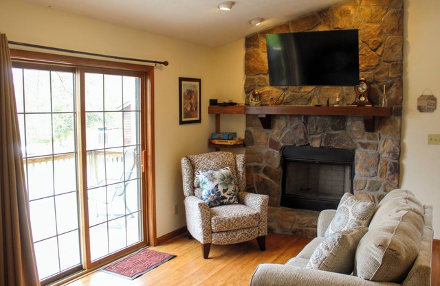 Charming 2BR/1B cabin - Winetrail, SIU, Shawnee Forest, Giant City, Cedar Lake